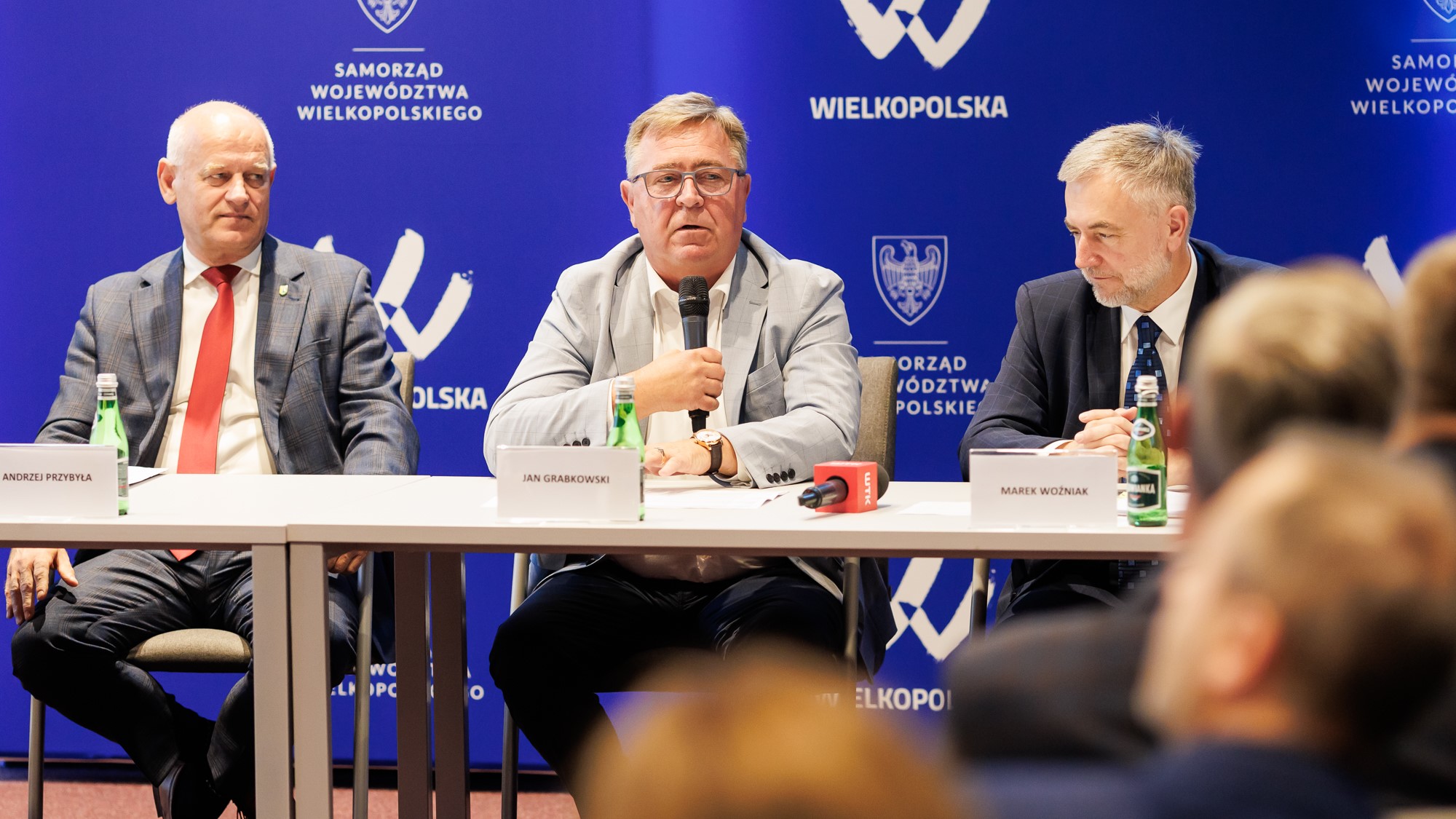 Konferencja_prasowa_09.2024_3 Fotografia przedstawia osoby uczestniczące w konferencji prasowej
