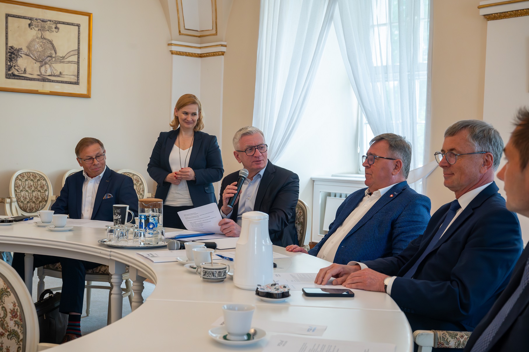 Rada_Metr_29.05.2024_1 Fotografia przedstawia członków Rady Metropolii podczas posiedzenia w Sali Białej Urzędu Miasta Poznania