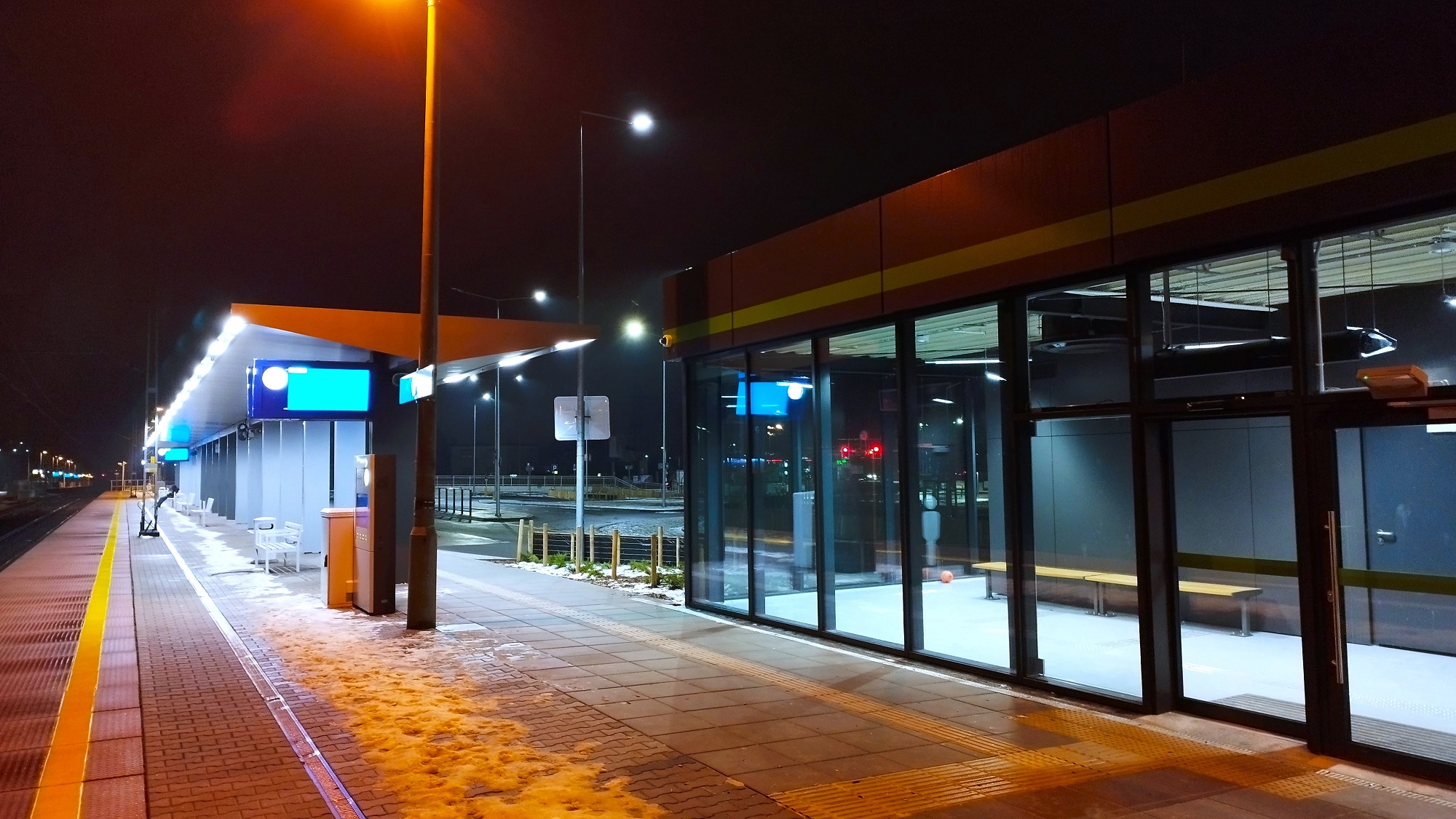 Foto_Grunw_night_1 Fotografia przedstawiająca węzeł przesiadkowy przy ul. Grunwaldzkiej na granicy Poznania i miejscowości Plewiska