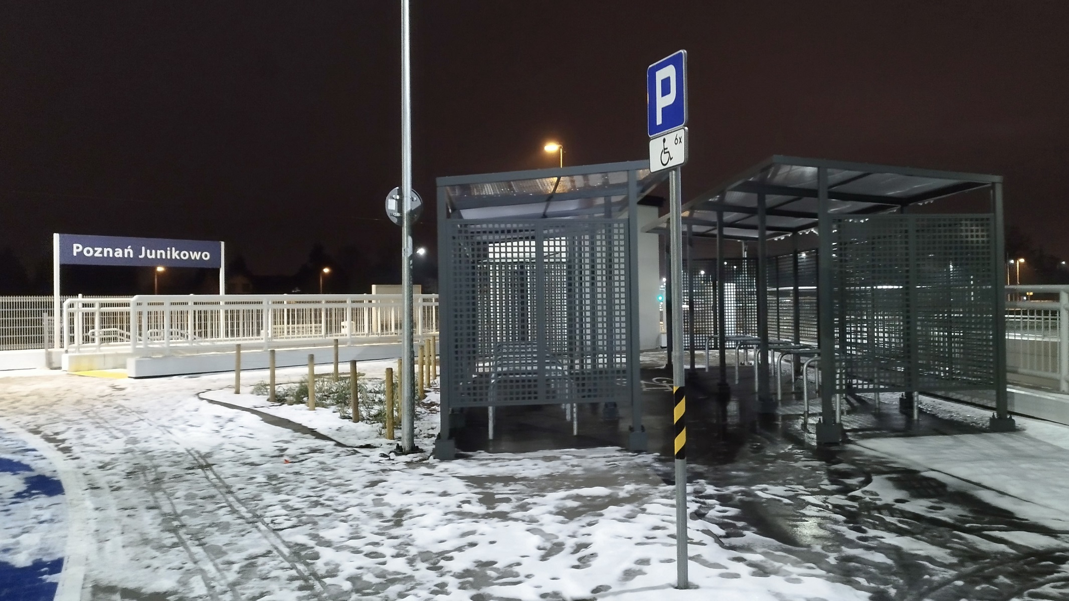 Foto_Grunw_night_11 Fotografia przedstawiająca węzeł przesiadkowy przy ul. Grunwaldzkiej na granicy Poznania i miejscowości Plewiska