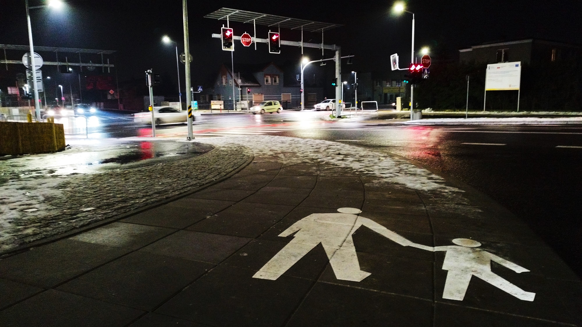 Foto_Grunw_night_13 Fotografia przedstawiająca węzeł przesiadkowy przy ul. Grunwaldzkiej na granicy Poznania i miejscowości Plewiska