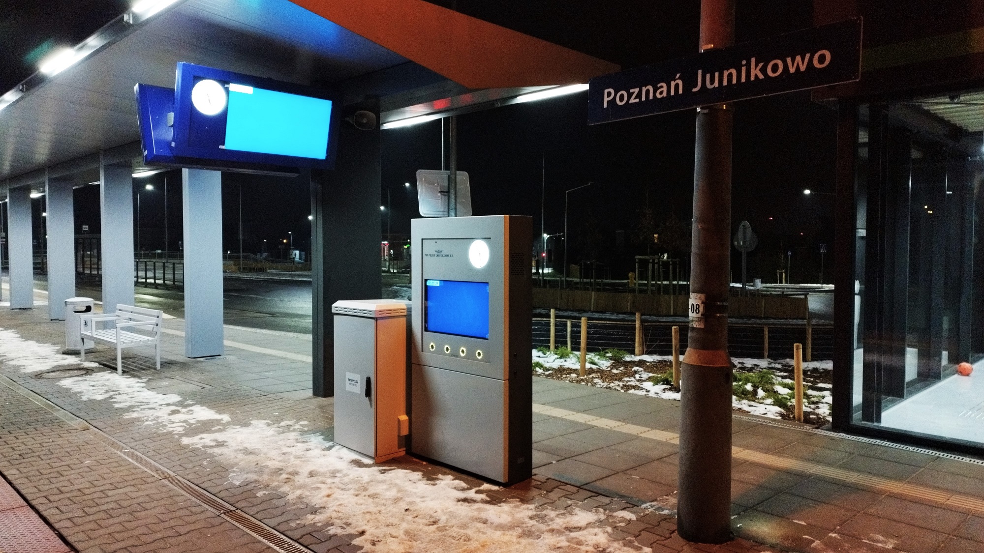 Foto_Grunw_night_2 Fotografia przedstawiająca węzeł przesiadkowy przy ul. Grunwaldzkiej na granicy Poznania i miejscowości Plewiska