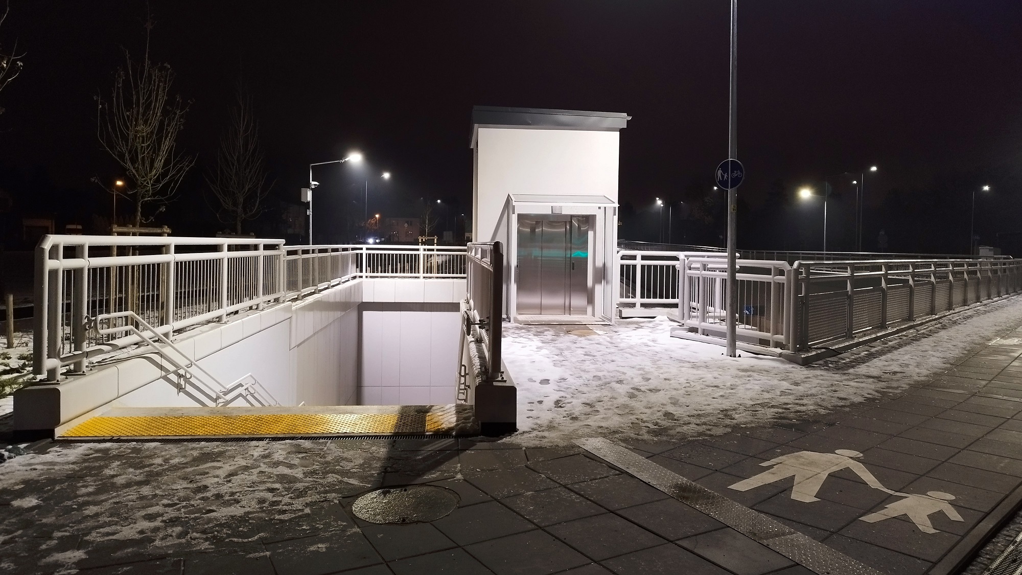 Foto_Grunw_night_4 Fotografia przedstawiająca węzeł przesiadkowy przy ul. Grunwaldzkiej na granicy Poznania i miejscowości Plewiska